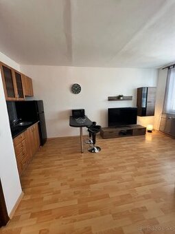 Prenájom Garsónka, Trenčín Zlatovce - výhľad na hrad