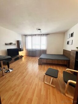 Prenájom Garsónka, Trenčín Zlatovce - výhľad na hrad
