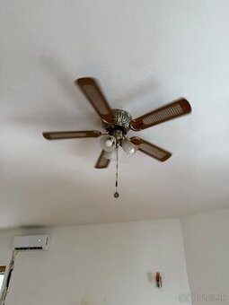Stropny ventilator s osvetlenim