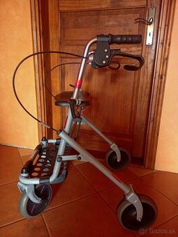Pomocné chodítko pre seniorov