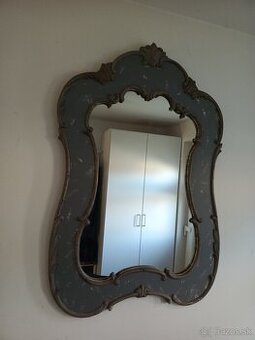 Zrkadlo s ozdobným ramom