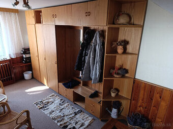 skrine do predsenie s vesiakom a zrkadlom