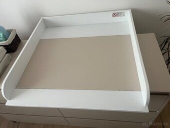 Prebaľovací pultík na komodu biely