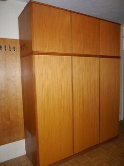 3 šatníkové skrine a 3 nadstavce