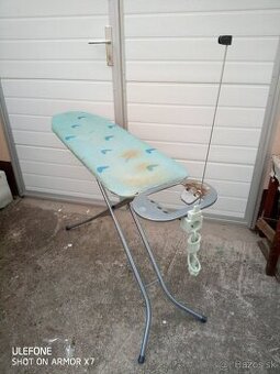 Veľká žehliaca doska so zásuvkou