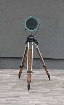 Lampa stojacia v industriálnom štýle.