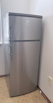 Darujem funkčnú chladničku s mrazákom – Electrolux