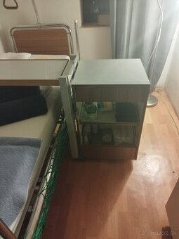 Predám elektrickú polohovaciu posteľ.+prirucny stolik