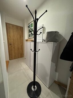 Stojanový vešiak, material: kov a kameň