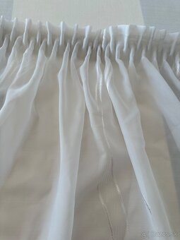 Garniža a záclona už len zavesiť a hotovo