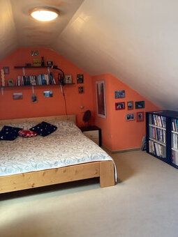 Manželská masívna posteľ