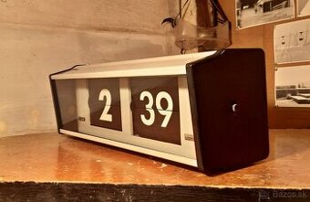 Funkční překlápěcí hodiny Pragotron IPJ0612 z roku 1985