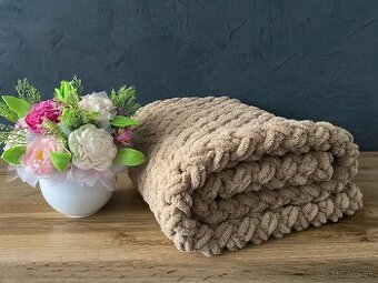 Háčkovaná tmavšiehnedá (oriešková) deka z jemnej puffy vlny