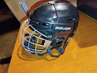 hokejová prilba