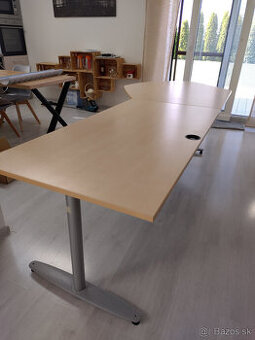velky rokovaci zasadackovy kancelarsky stol s T-ramom