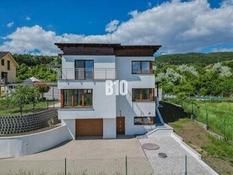MODERNÝ, TECHNOLOGICKY VYSPELÝ 5i (229m2) RD s výbornou dost