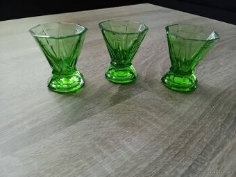 Retro štamperlíky zelenej farby.