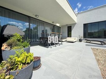 Luxusná vila s dvojgarážou a slnečným pozemkom v mestskej ča