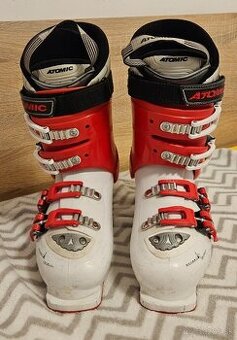 Juniorské lyžiarky Atomic