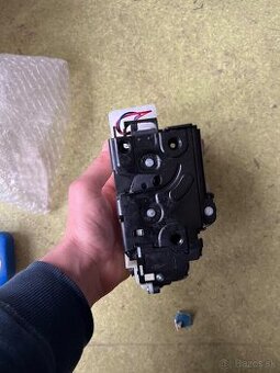 predam zamok dveri na ŠKODU OCTAVIU1