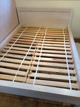 Biela drevena postel 140x200cm