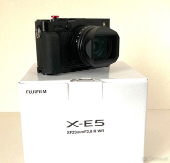 Predam Fujifilm X-E5 s objektivom XF 23mm WR