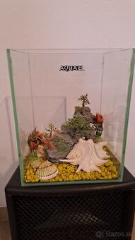 Akvárium 10l s dekoráciami a pieskom