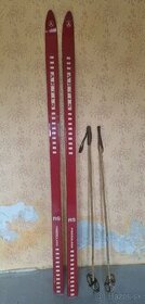 Staré lyže a palice