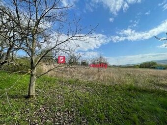 Pozemok Petrovany- Močarmany: 5,5m x 177m (F189-14-ANM)