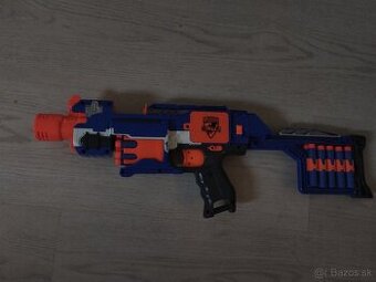 Nerf elite blaster s bubnovým zásobníkom