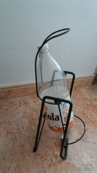 kovový stojan na veľké fľaše