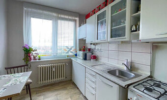 Predaj: Priestranný 4-izbový Byt s Balkónom a Potenciálom na