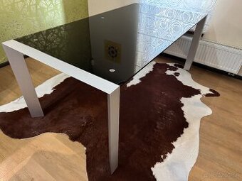 Sklenený jedálenský stôl