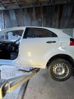 Kia rio zadne dvere
