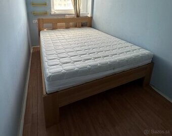 Manželská posteľ s roštami a kvalitným madracom