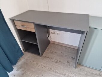 Kancelársky pracovný stôl, vhodný pre študenta 😊
