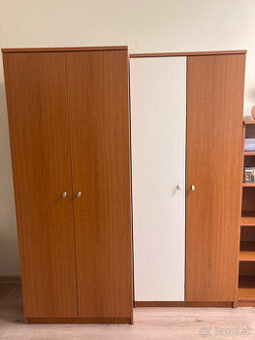 Súprava 7ks: skriňa, polica, stôl + stolička