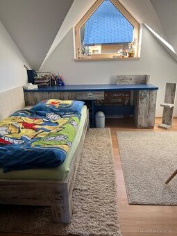 Detská posteľ s písacím stolíkom