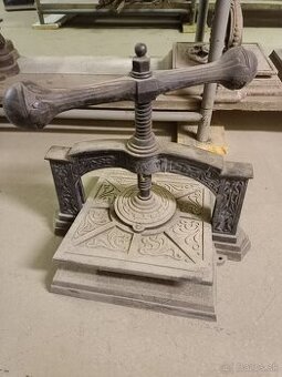Starý liatinový lis na knihy