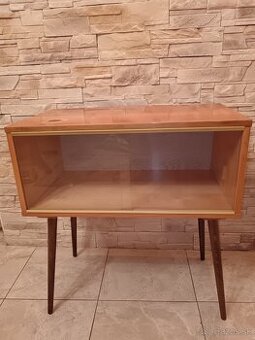 Retro skrinka na vysokých nohách