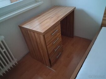 Postel aj s matracom aj stolikom