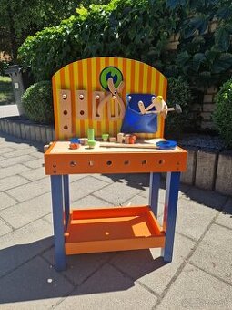 Drevený stolík s náradím benji