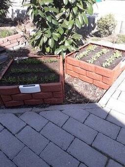 Vyvýšený záhon so solárnym svetlom