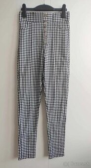Dámske čierno biele jeggings/obtiahnuté nohavice (Cropp)