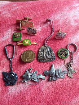 Poľovnícke odznaky prívesky a manžetové gombíky.