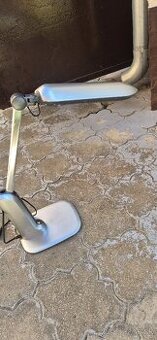 Lampa dotyková polohovacia a vykyvna na stolik.