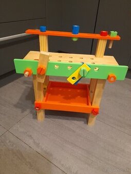 Predam stolik pre chlapcov na majstrovanie