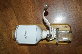 predam krasny starozitny mlyncek na kavu Kretschmar