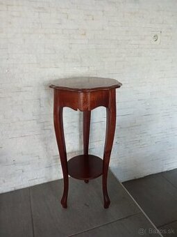 Drevený stolík