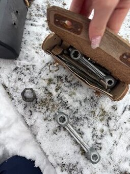 Kožená taštička retro s náradím na motocykel